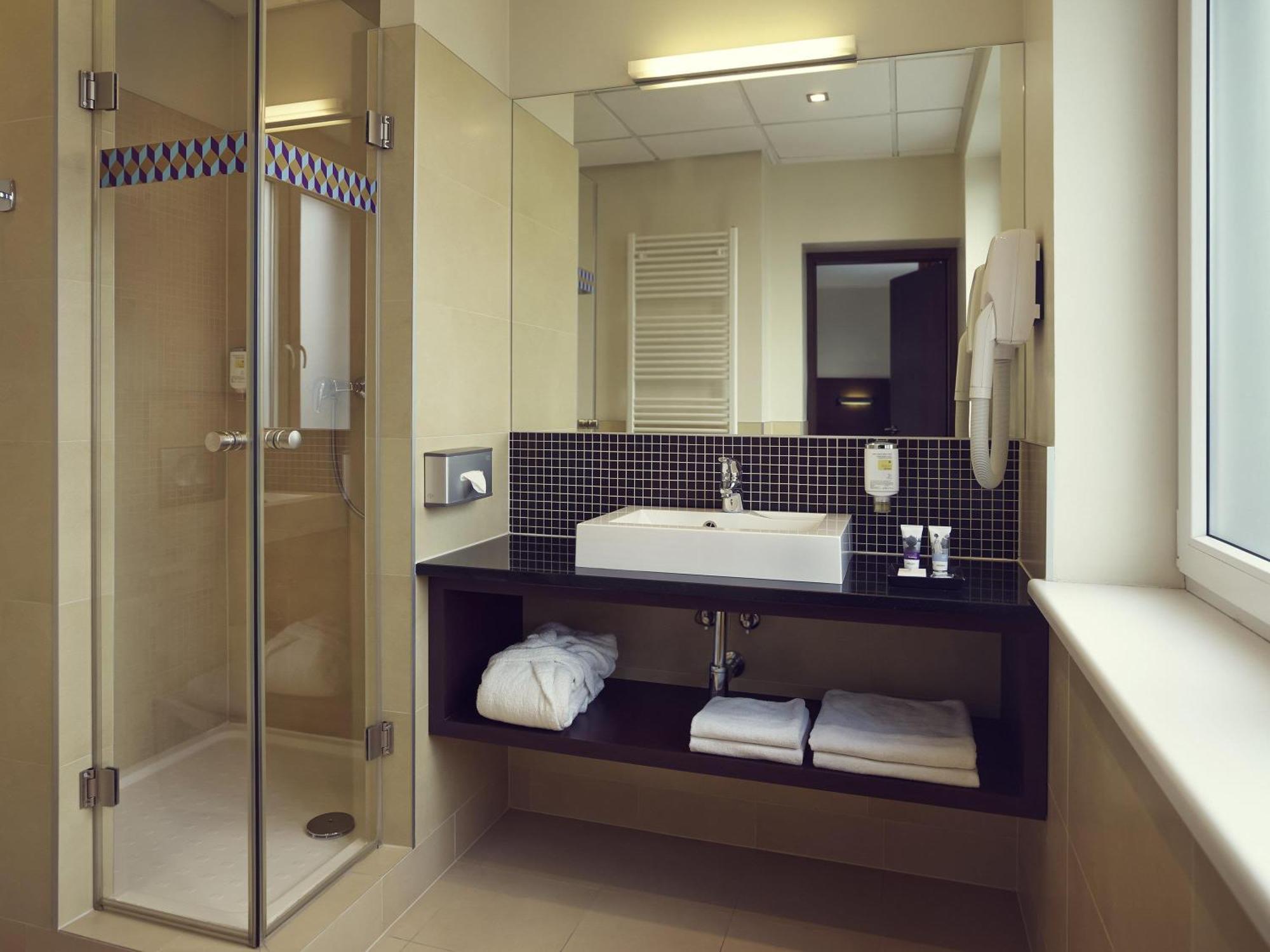 Classic Family Room with Sofa,1730020562:JPEG